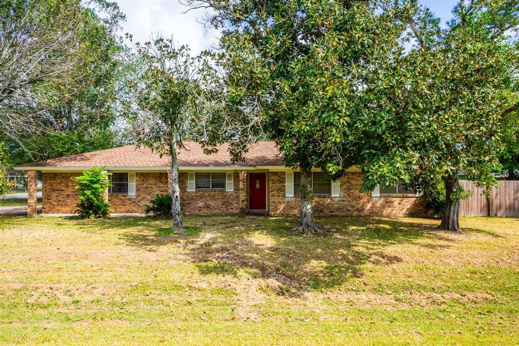 Van Vleck, TX 77482,102 Live Oak