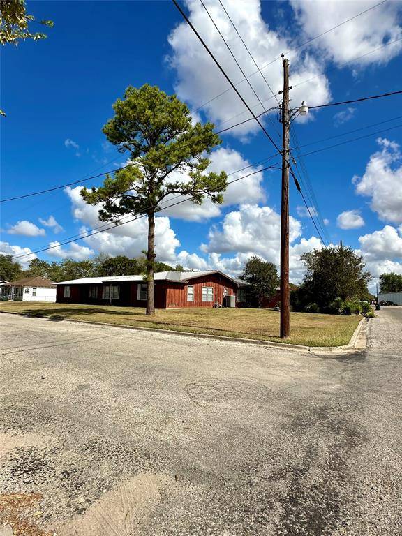 Hallettsville, TX 77964,509 S Front ST