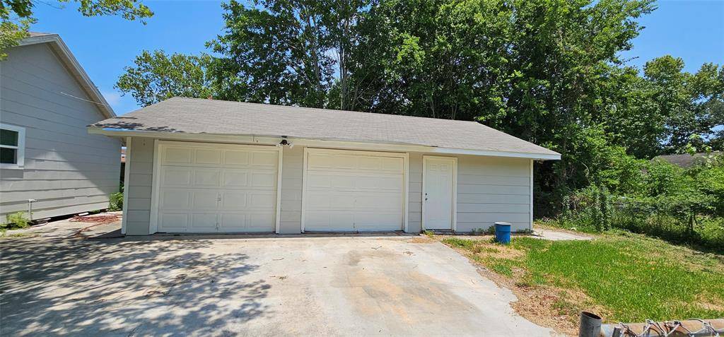 Highlands, TX 77562,215 San Jacinto ST