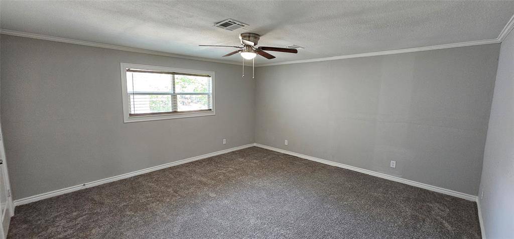 Highlands, TX 77562,215 San Jacinto ST