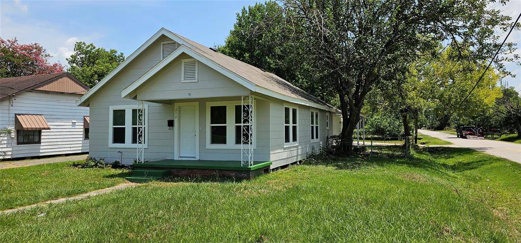 Highlands, TX 77562,215 San Jacinto ST