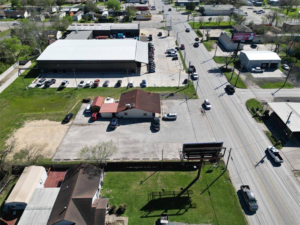 Highlands, TX 77562,309 S Main ST