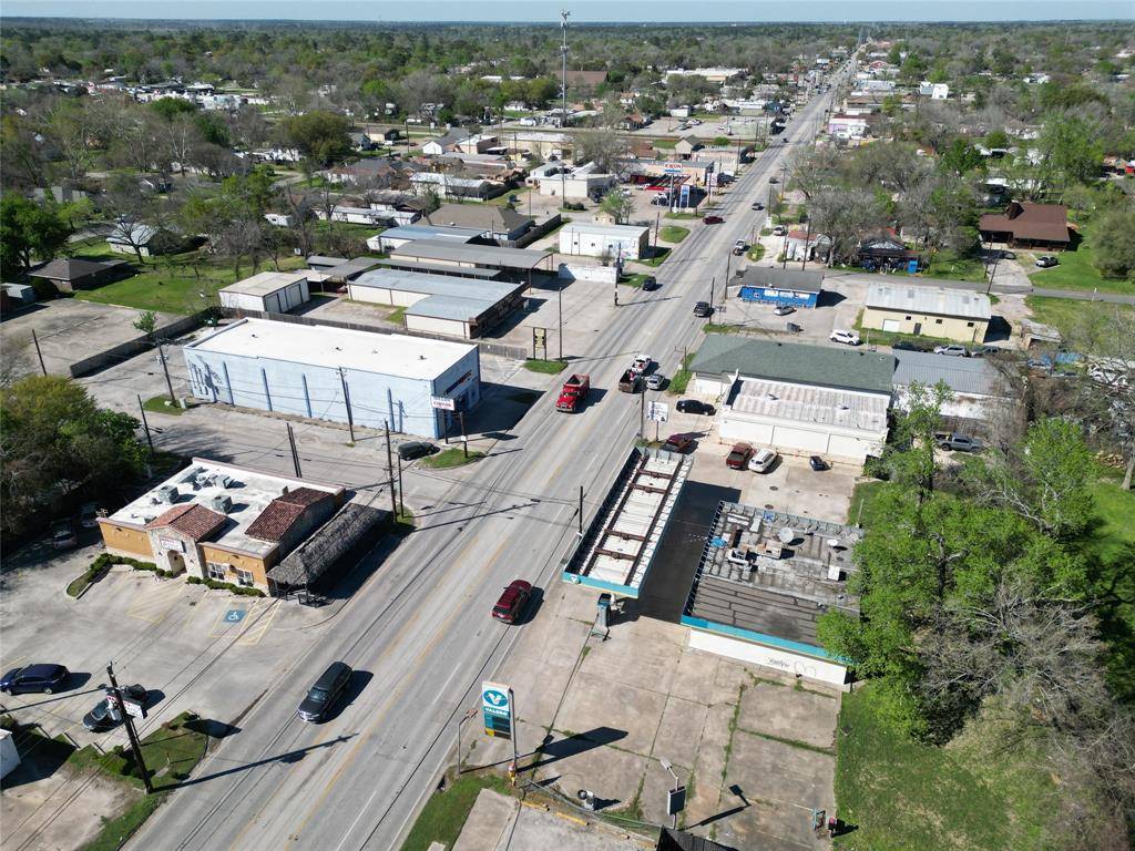 Highlands, TX 77562,309 S Main ST