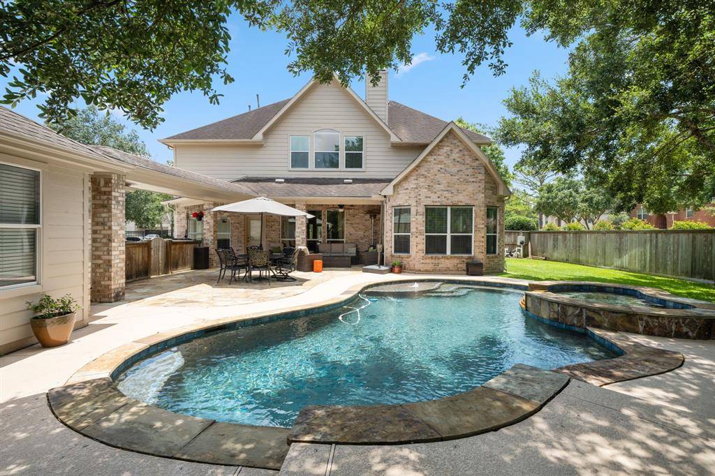 Friendswood, TX 77546,700 Red Oak LN