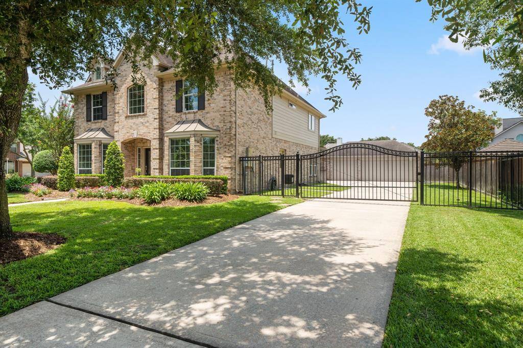 Friendswood, TX 77546,700 Red Oak LN