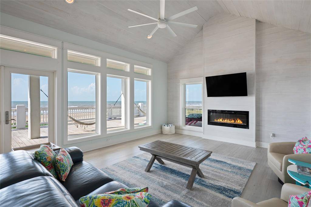 Crystal Beach, TX 77650,852 W Lazy LN