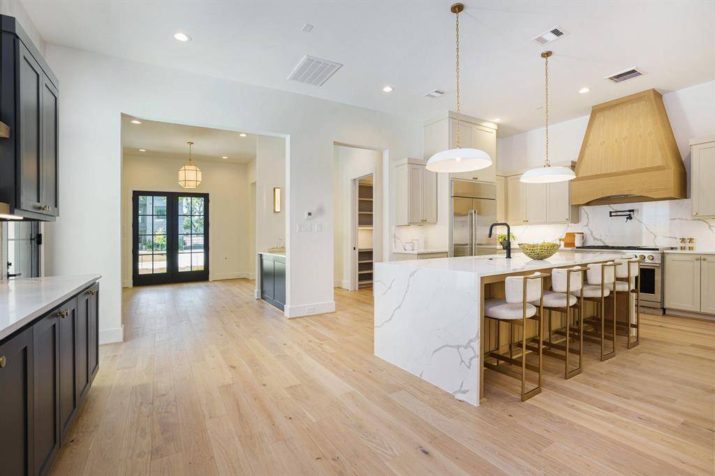 Houston, TX 77018,938 Gardenia DR