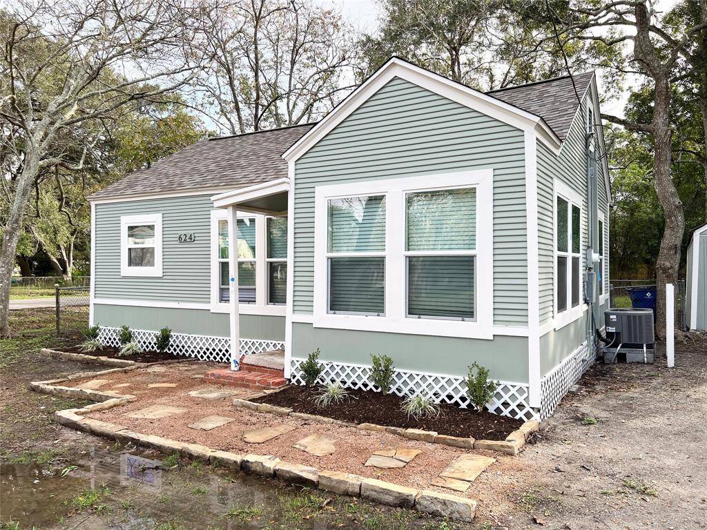 Angleton, TX 77515,624 E Magnolia