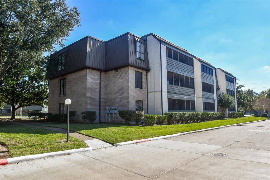 Houston, TX 77042,3055 Walnut Bend LN #12