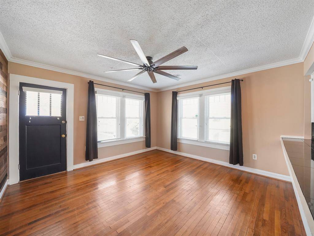 Highlands, TX 77562,307 S 5th ST