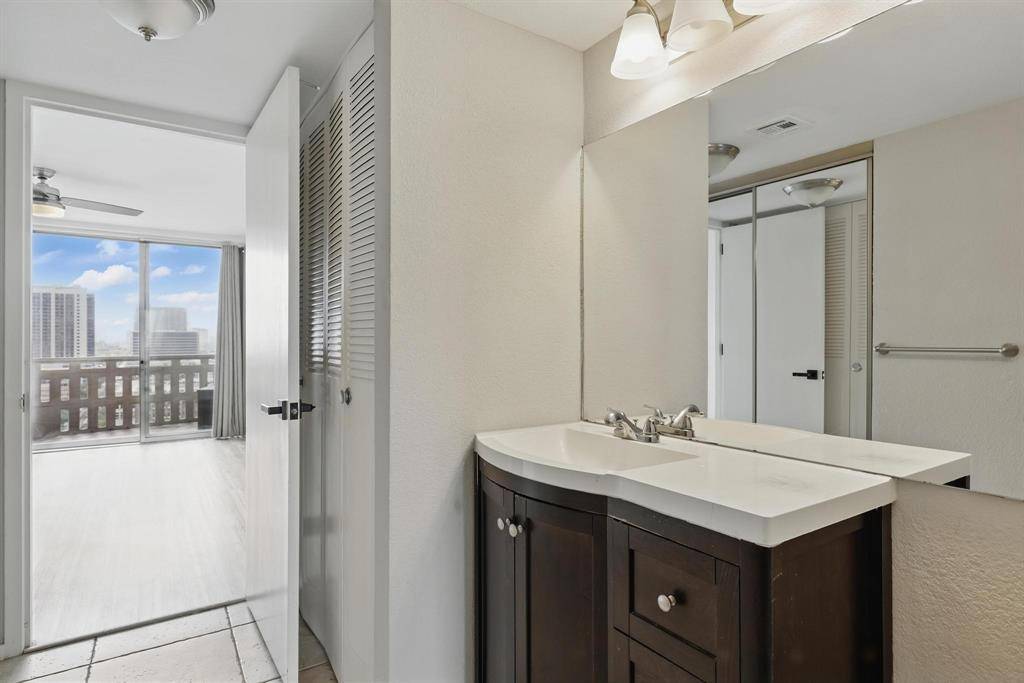 Houston, TX 77002,2016 Main ST #1502