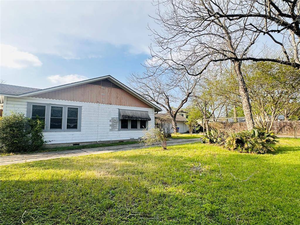 Yoakum, TX 77995,1019 E Gonzales ST