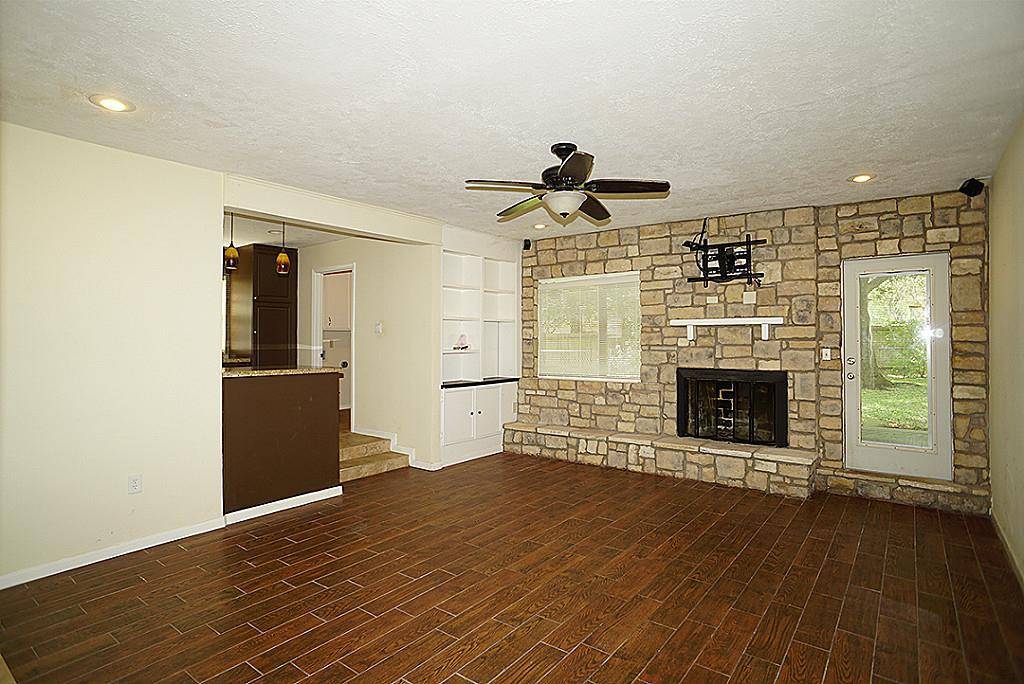 Friendswood, TX 77546,915 Marys CT