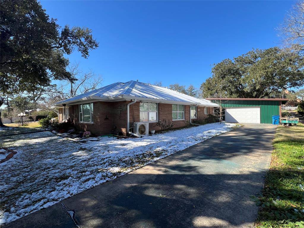 Bellville, TX 77418,232 S Holland ST