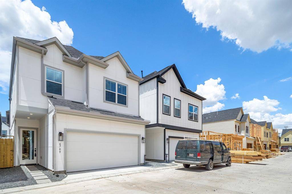 Houston, TX 77022,8474 Berry Green LN
