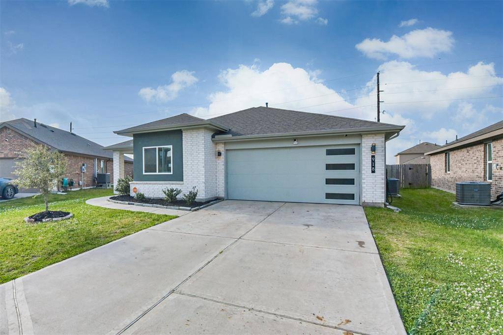Rosharon, TX 77583,918 Betsy Hill DR