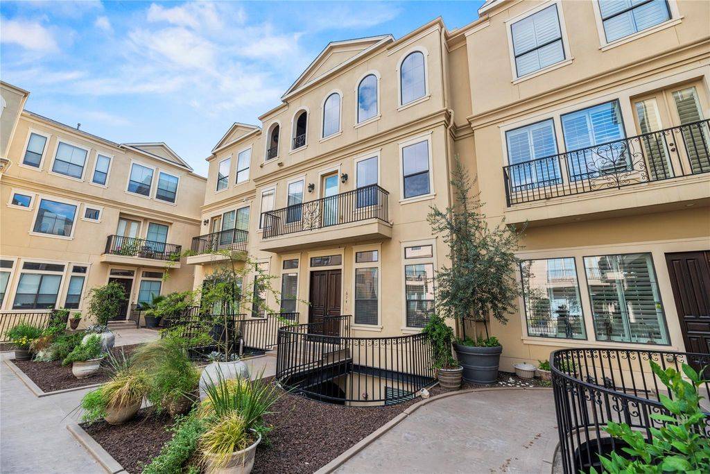 Houston, TX 77006,624 Harold ST
