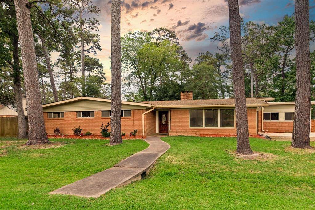 Dickinson, TX 77539,925 Royal Oak DR