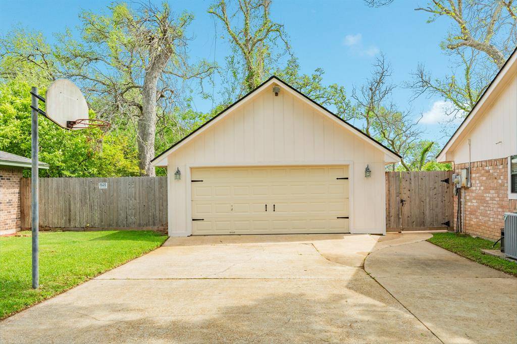 Lake Jackson, TX 77566,114 Huckleberry DR