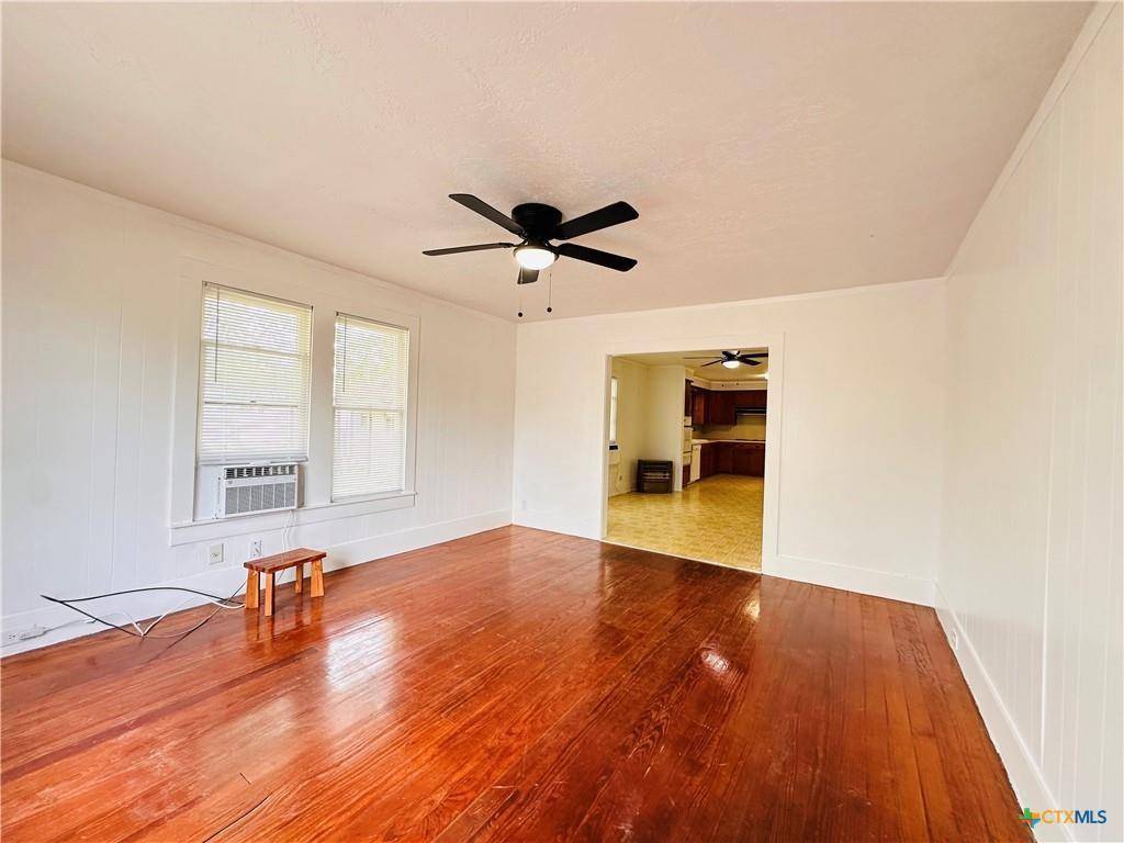 Yoakum, TX 77995,108 Nieman ST