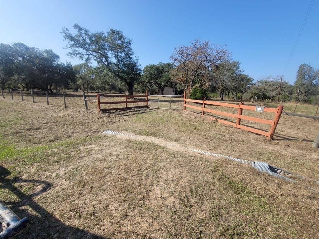 Hallettsville, TX 77964,732 Private Road 1025