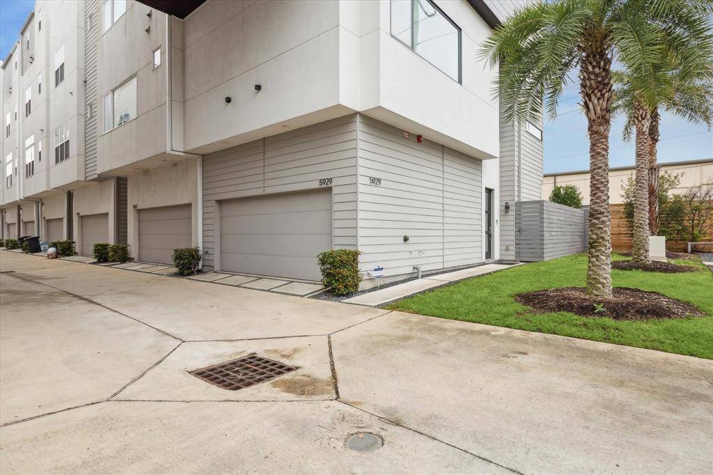 Houston, TX 77055,5929 E Post Oak LN