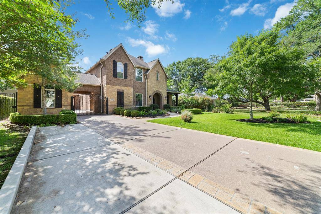 Houston, TX 77024,833 Holly Ridge DR