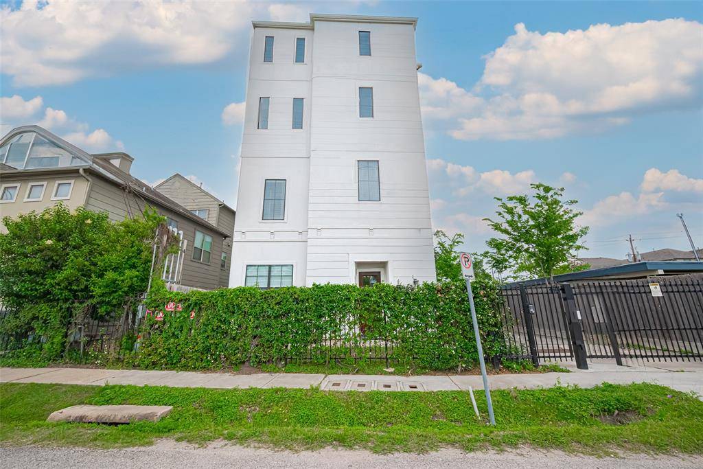 Houston, TX 77007,4318 E Center ST