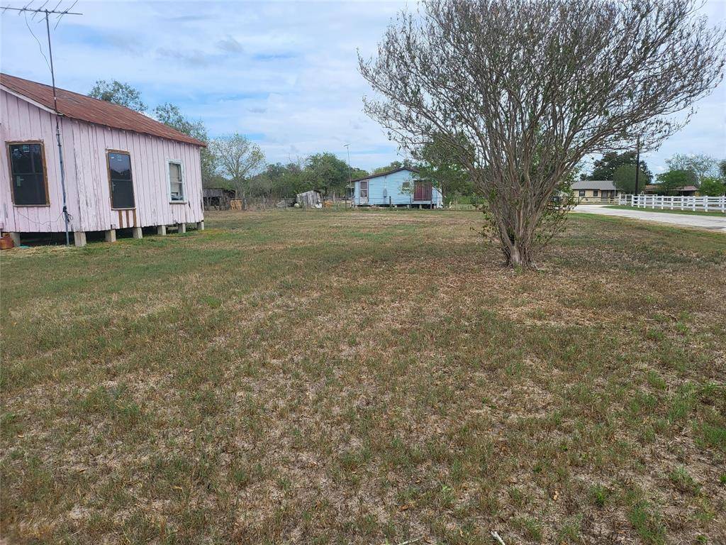 Waelder, TX 78959,917 NE 3rd ST