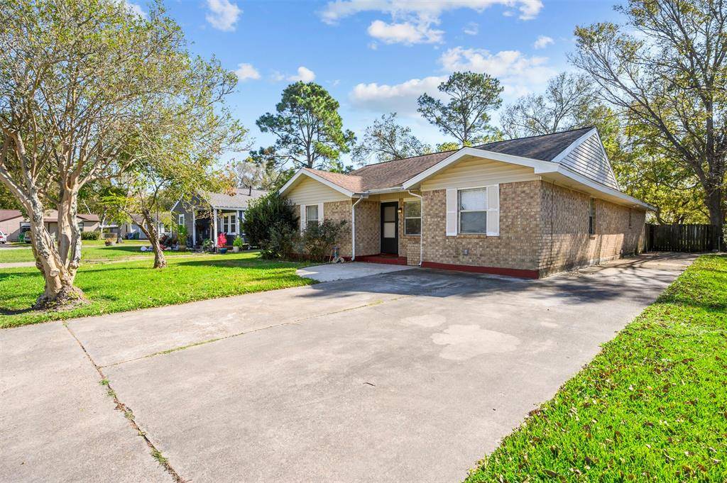 Angleton, TX 77515,744 Lorrain ST