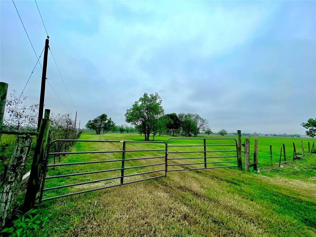 Angleton, TX 77515,330 FAIRWAY DR/CR 595