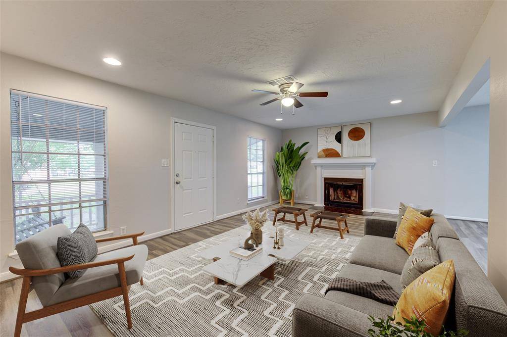 Highlands, TX 77562,112 Begonia LN