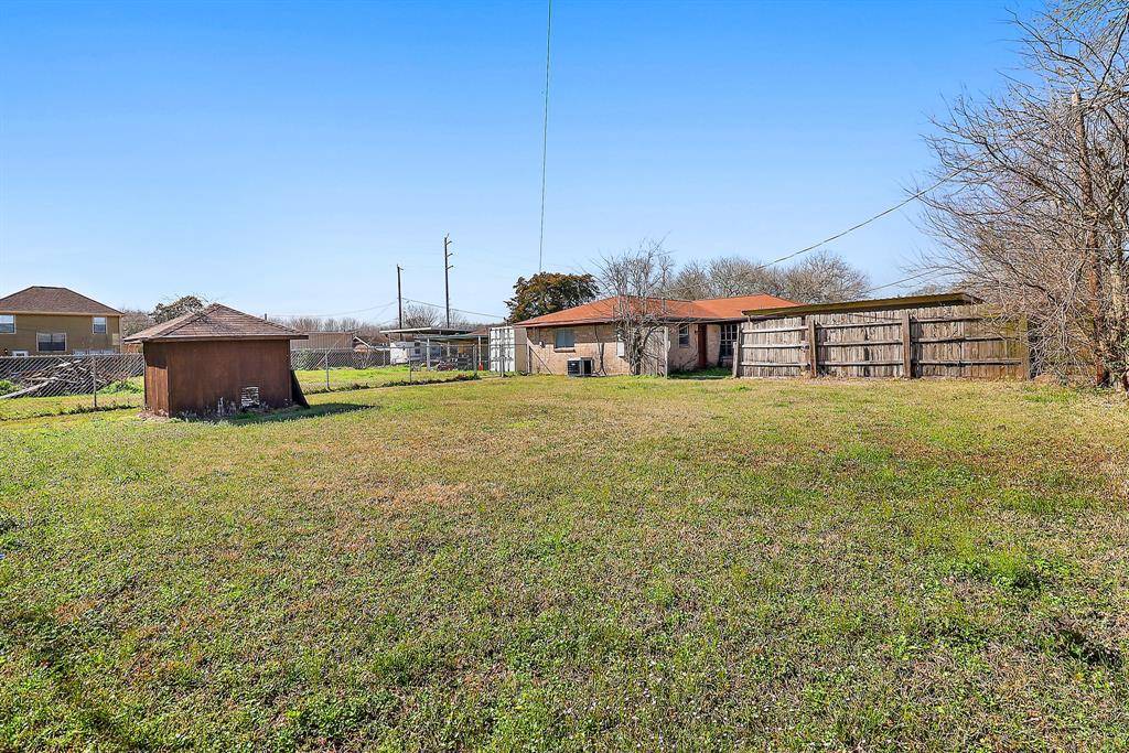 Highlands, TX 77562,100 Timber LN