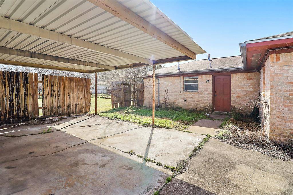 Highlands, TX 77562,100 Timber LN