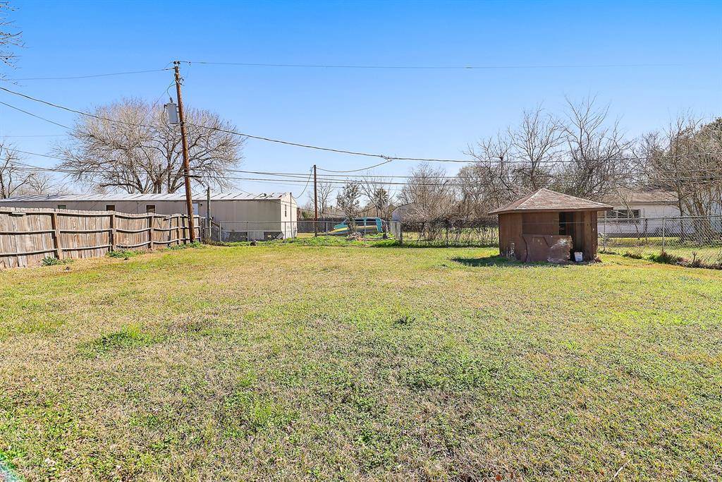 Highlands, TX 77562,100 Timber LN