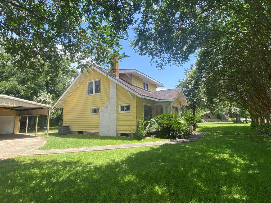 Wallis, TX 77485,222 N 1st