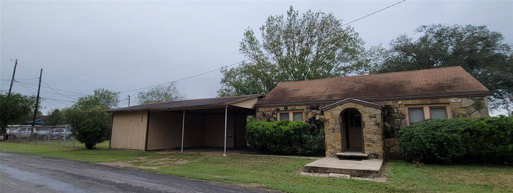 Three Rivers, TX 78071,105 Woodhull ST