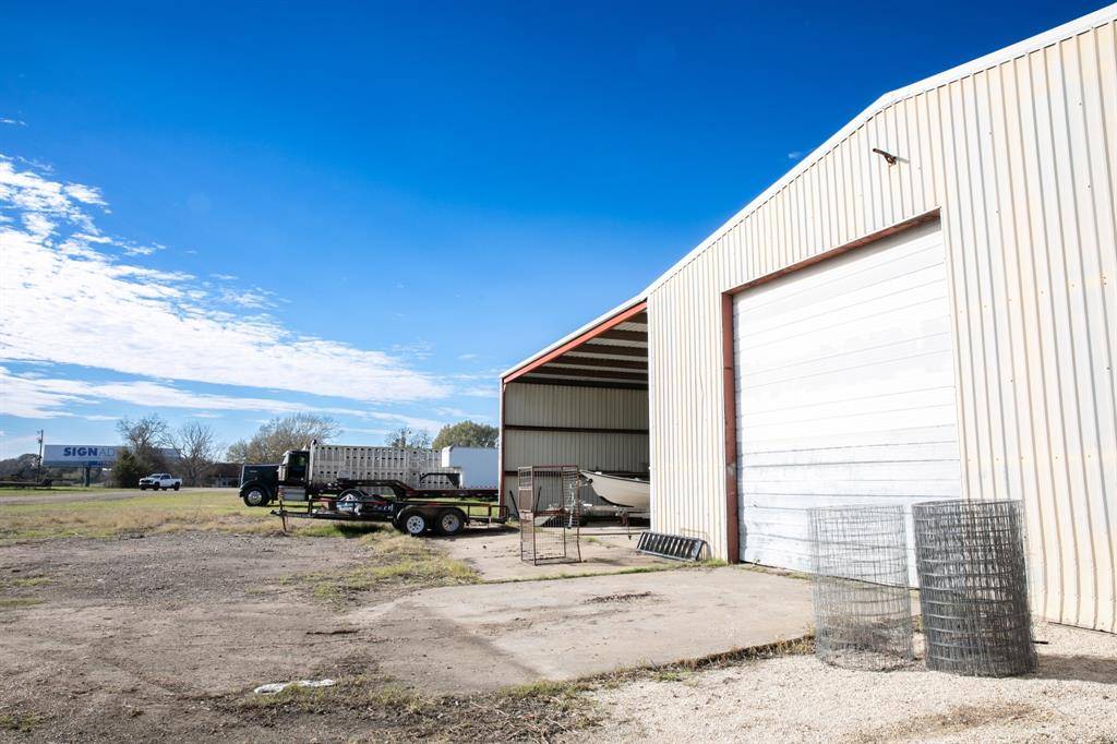 Brenham, TX 77833,30 Red Tip LN