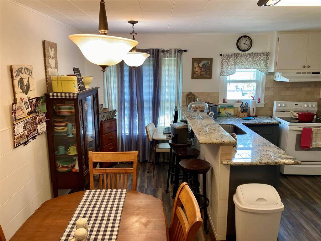 Shiner, TX 77984,421 W 13th ST