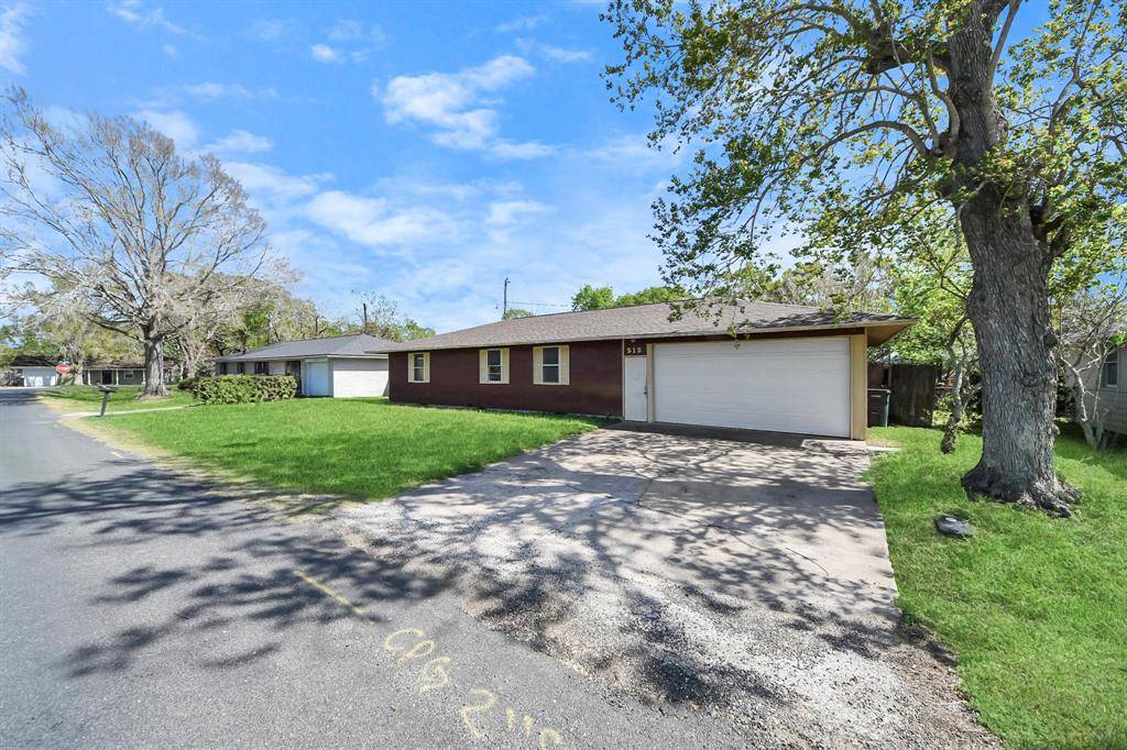 El Campo, TX 77437,212 Turek ST