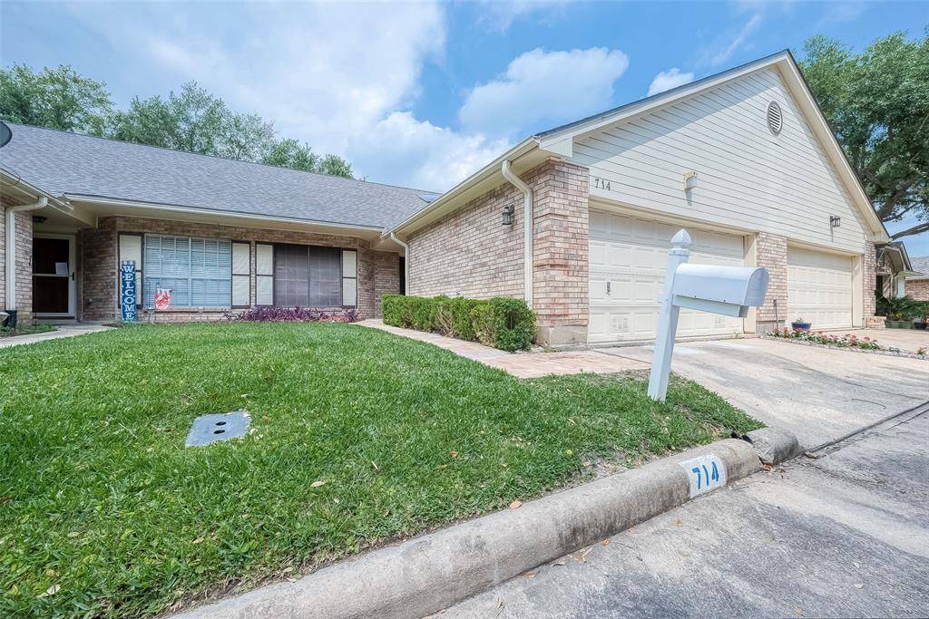 Pearland, TX 77584,714 E Country Grove CIR