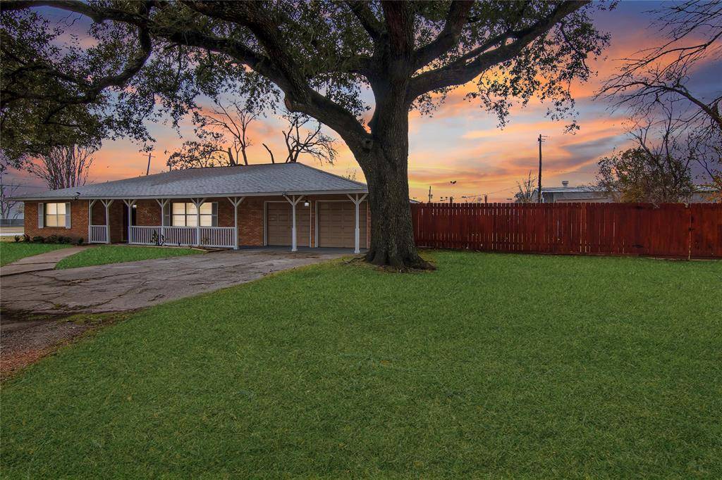 Highlands, TX 77562,400 W Oak ST