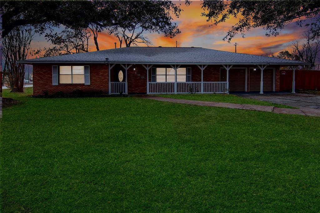 Highlands, TX 77562,400 W Oak ST