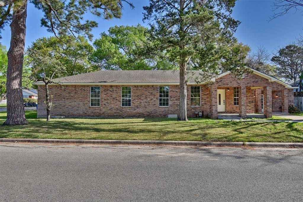 Bellville, TX 77418,322 W Glenn ST