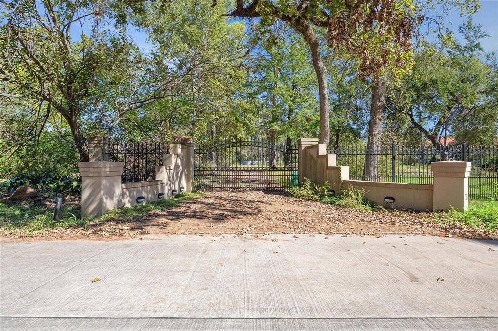 Houston, TX 77024,8818 Sandringham DR