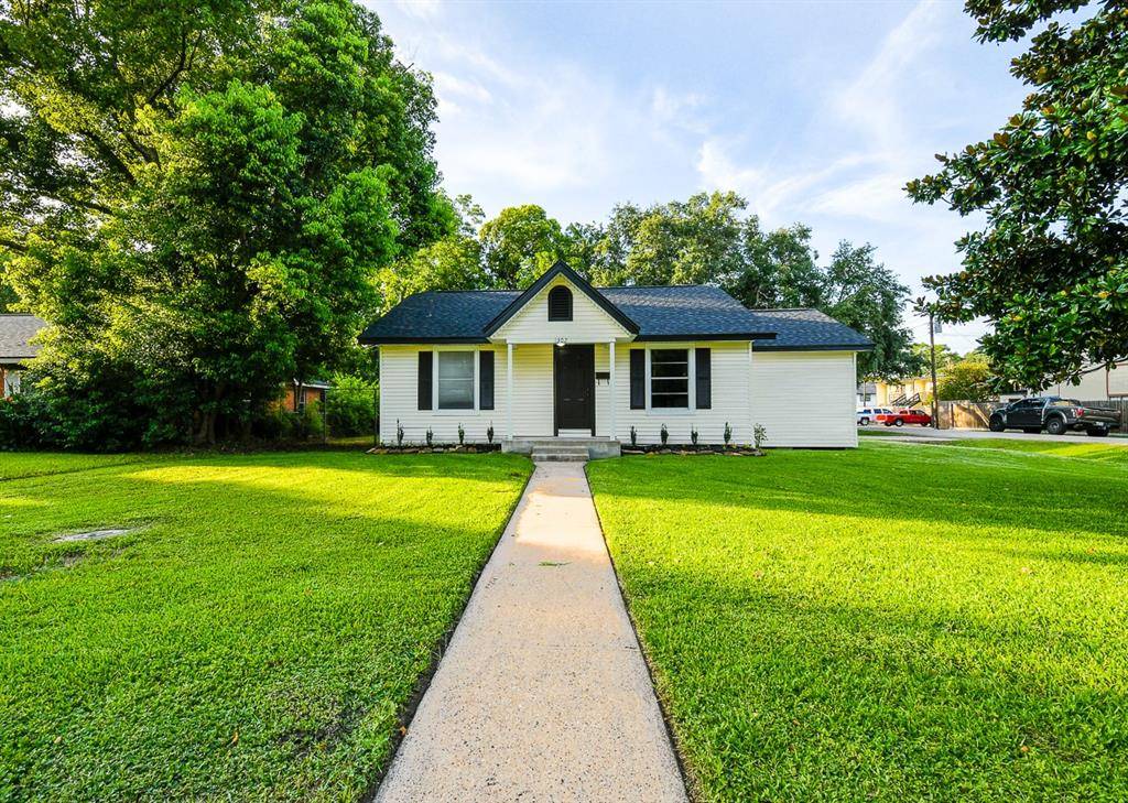 Alvin, TX 77511,1302 W Adoue ST