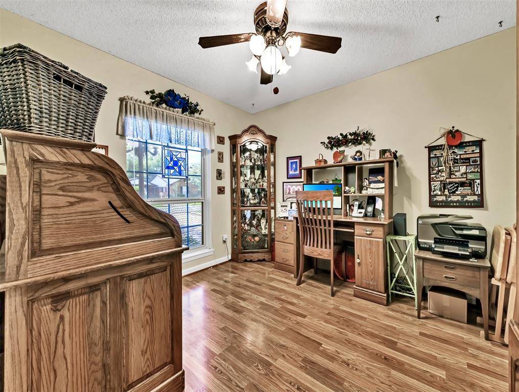 Highlands, TX 77562,108 Timber LN