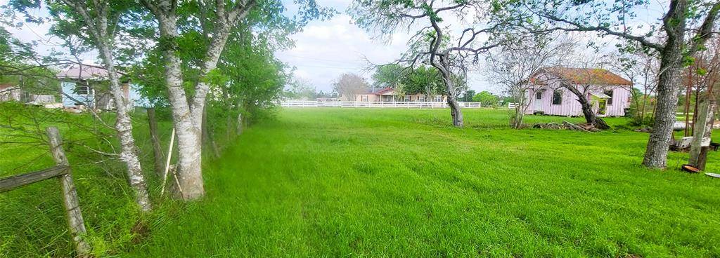 Waelder, TX 78959,915 NE 3rd ST