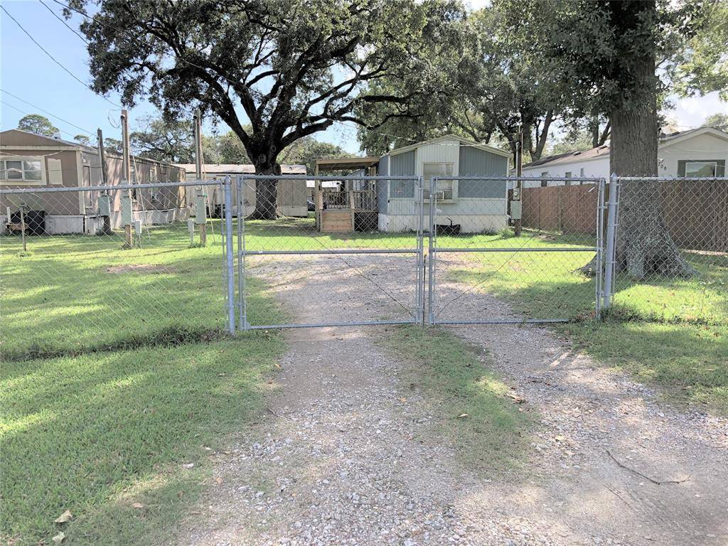 Highlands, TX 77562,707 San Jacinto ST