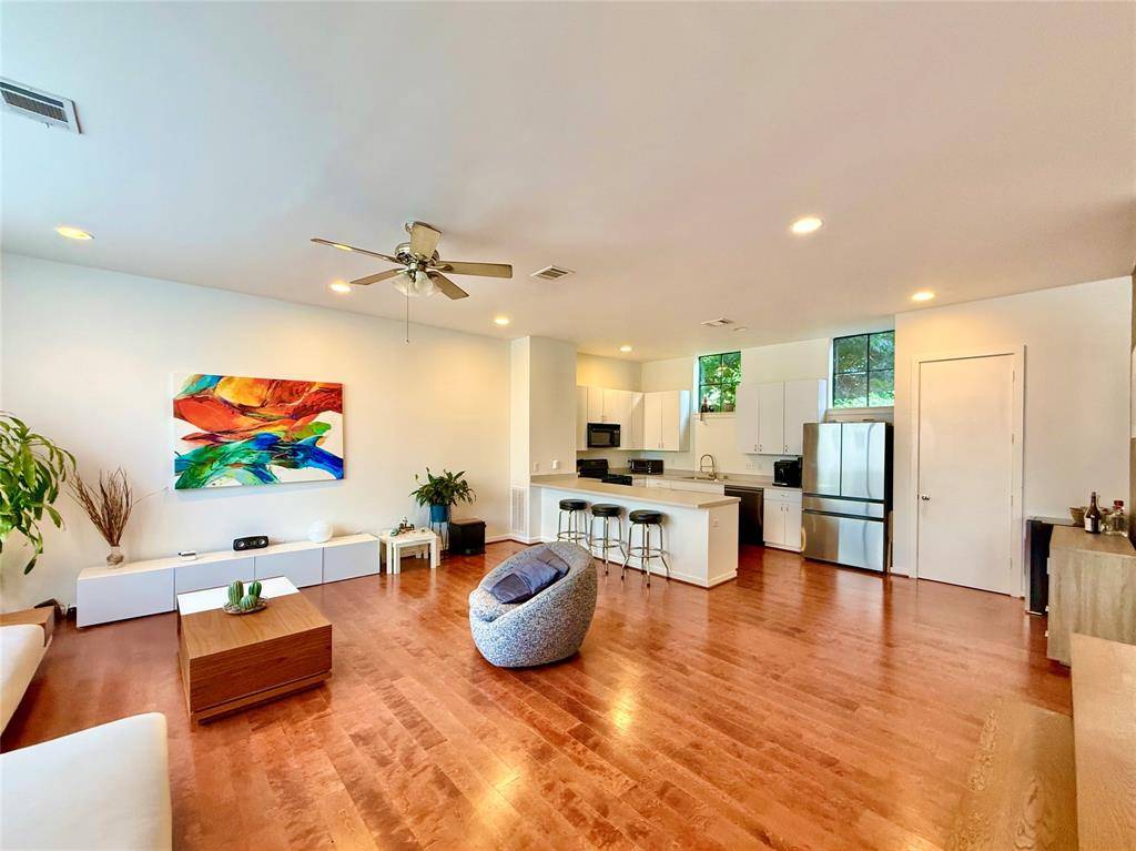 Houston, TX 77007,939 Colorado ST #8